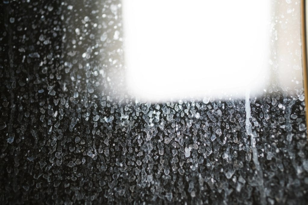  Causes des Taches d'Eau sur les Portes de douche en verre 