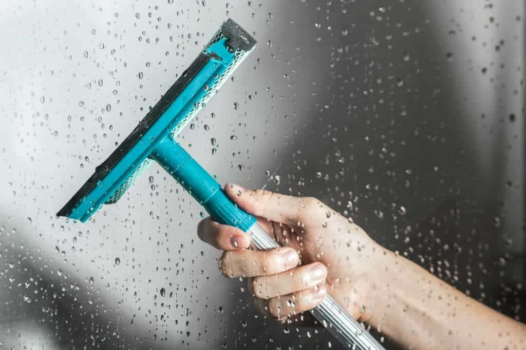  Séchez les Portes de Douche en verre Avec une Raclette de douche 