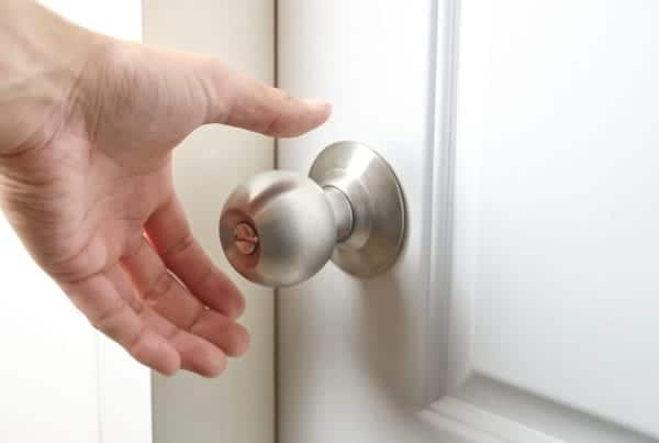 How to remove a doorknob