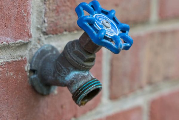 Standard outdoor faucet