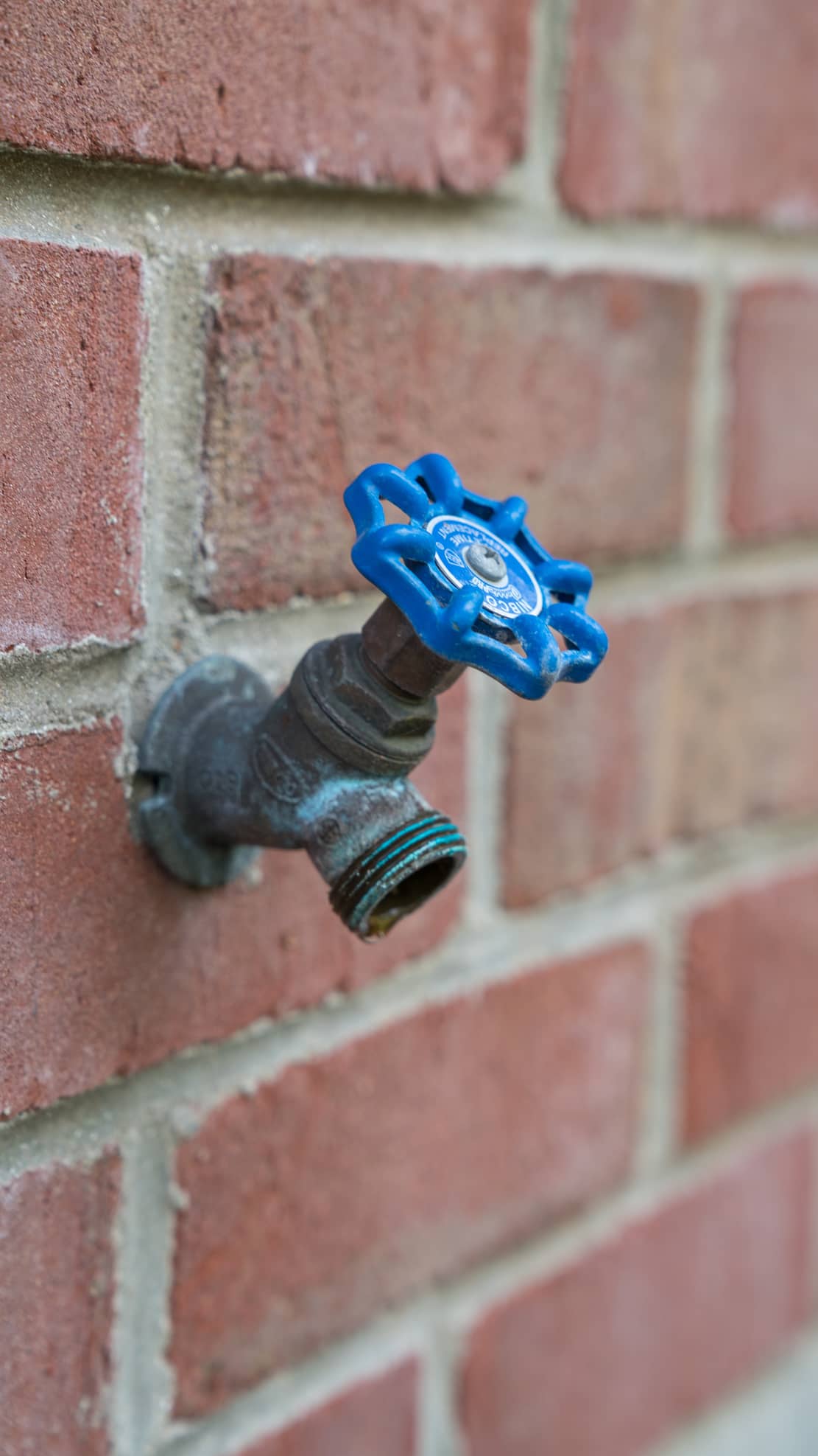 Standard outdoor faucet